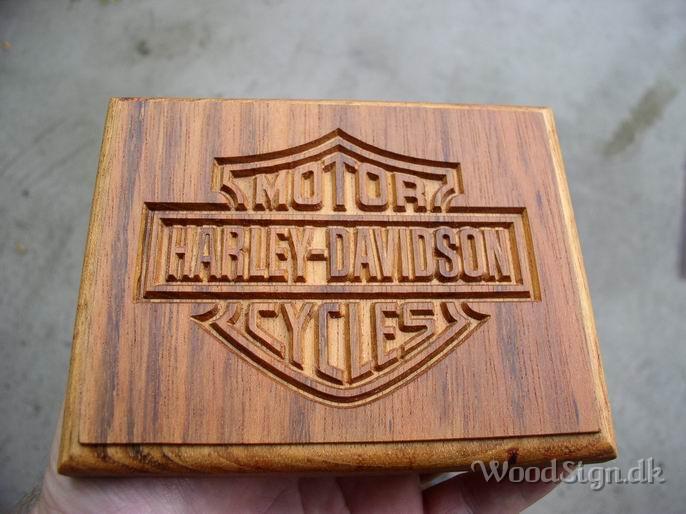 Træskilt med HARLEY DAVISON logo.JPG